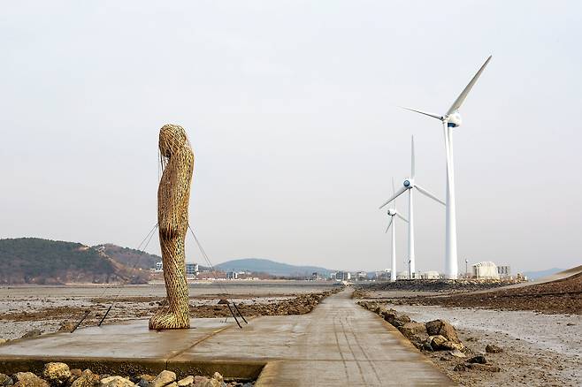 물때에 맞춰 열린 바닷길을 건너 누에섬 등대로 가는 길에 만난 대형 설치 작품 'K의 초상'. / 한준호 영상미디어 기자