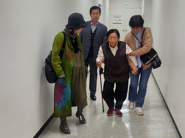 일제강제동원 피해자 정신영(오른쪽 둘째) 할머니가 9일 광주지법에서 열린 손해배상청구 소송에 증인으로 출석하기 위해 법정에 들어서고 있다.김용희 기자 kimyh@hani.co.kr