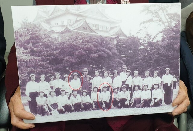 2021년 7월 정신영 할머니가 공개한 1944년 9월께 일본 나고야에서 찍은 전남 나주 출신 강제동원 피해자들의 단체 사진. 왼쪽 붉은 원은 정 할머니, 오른쪽 붉은 원은 양금덕 할머니.김용희 기자 kimyh@hani.co.kr