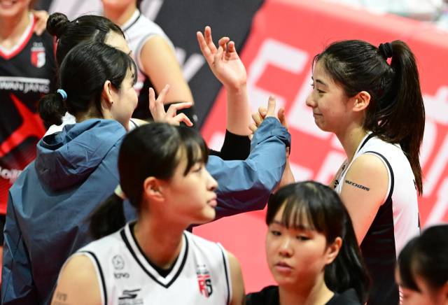 승리 후 이소영의 축하를 받는 박혜민 / KOVO(한국배구연맹)