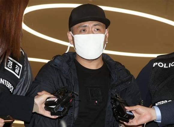 태국 파타야에서 불법 도박 사이트를 운영하다가 컴퓨터 프로그래머를 구타해 살해한 혐의를 받고 있는 김모씨가 2018년 4월 인천국제공항을 통해 송환되고 있다. 뉴스1