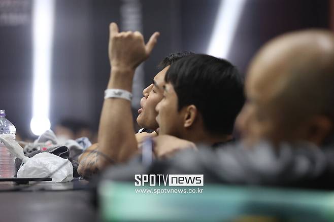 ▲ 박시원은 박찬수와 주축으로 다이아 MMA를 이끌고 있다. 소속 선수 백현의 세컨드로 나서 지시하는 모습.