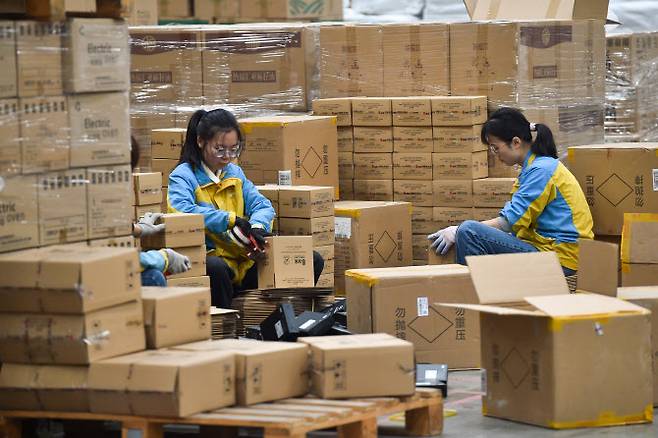 지난해 11월 중국 동부 장쑤성의 한 물류센터에서 직원들이 광군제 쇼핑 축제를 앞두고 배송할 물품을 포장하고 있다. (사진=AFP)