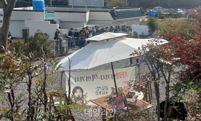 조국 전 법무부 장관의 사인을 받으려는 인파가 9일 오후 경남 양산 하북면 평산마을 평산책방 근처에 길게 줄을 서 있다. ⓒ데일리안 김은지 기자