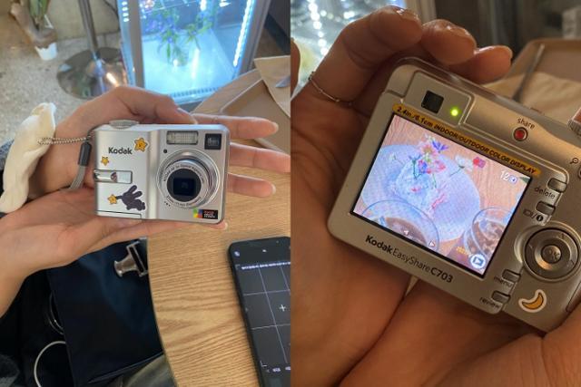 김서연(24)씨가 서울의 한 카페에서 손바닥 안에 든 빈티지 디지털 카메라를 보여주고 있다. 문이림 인턴기자