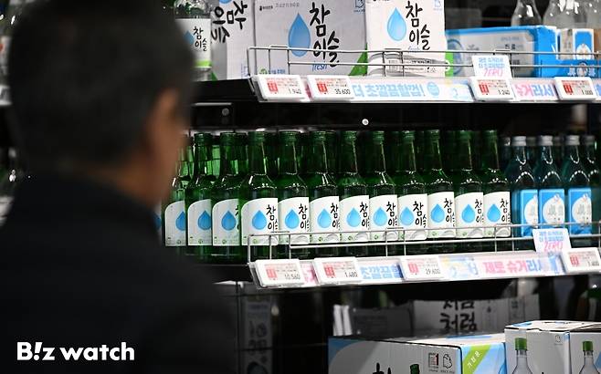 일부 소주와 맥주의 출고가가 오른 9일 서울의 한 대형마트에서 소주병이 쌓여 있다./사진=이명근 기자 qwe123@