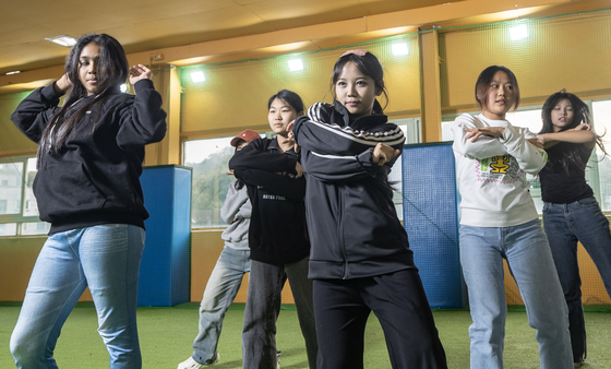 지구촌학교의 방과후 댄스동아리 활동 모습. 최기웅·신수민 기자