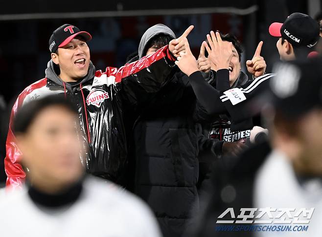 손가락 하나를 펼쳐들고 선수들을 기다리는 김현수