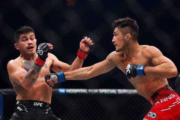 강경호(오른쪽)가 존 카스타네다에게 졌다. 사진=AFP 연합뉴스