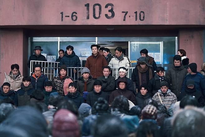 영화 〈콘크리트 유토피아〉는 재난 상황에 살 곳을 잃은 ‘외부인’을 대하는 황궁 아파트 주민들의 얘기다. ⓒ롯데엔터테인먼트 제공