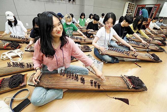 지난 3일 충북 영동군 국악체험촌에서 국악기 체험 프로그램에 참여한 충북대 1학년 학생들이 가야금을 배우고 있다. 영동군은 국악 세계화를 위해 2025년 ‘세계국악엑스포’ 개최를 준비하고 있다. /신현종 기자