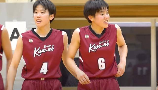 지난 6월 교토 세이카고교와의 연습 경기에서 뛴 쿤에이여학원고의 에이스인 쌍둥이 사쿠라코(4번)와 모모코(6번). 중계영상 캡처