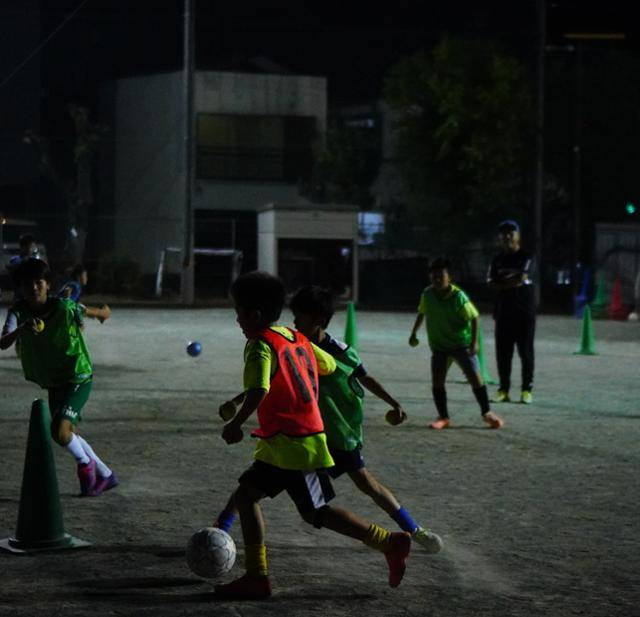 지난달 19일 저녁 일본 시즈오카시 히가시토요다 중학교 운동장에서 스포츠소년단 소속 초등생 축구 단원들이 드리블과 수비 훈련을 하고 있다. 시즈오카=유대근 기자