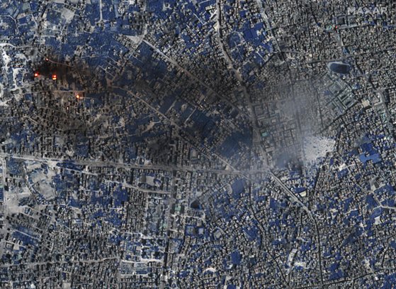 막서테크놀로지가 7일(현지시간) 제공한 위성 단파 적외선(SWIR) 이미지.초목은 파란색,화재와 열은 주황ㆍ노란색으로 보여진다.AFP=연합뉴스