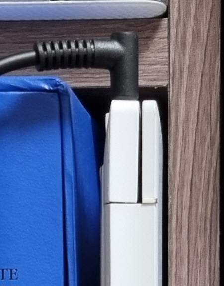 HP 파빌리온 에어로 13을 책장에 책처럼 넣어 충전하는 장면. 정옥재 기자