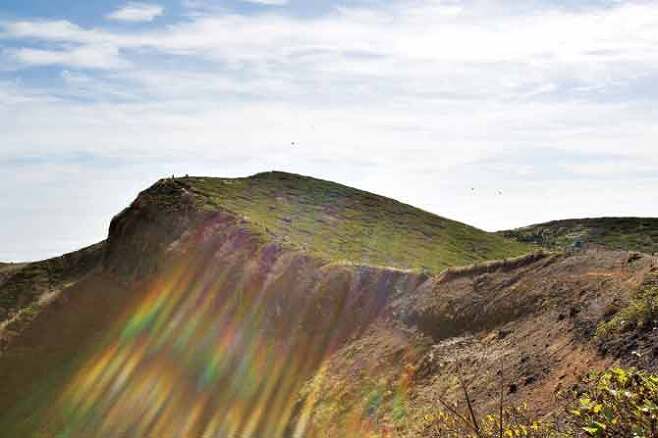 부드럽게 솟은 봉우리인 아카쿠라다케(1,548m). 능선을 따라 산길이 이어진다.