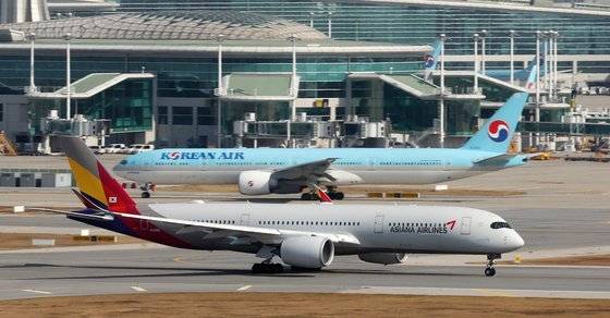 지난 2일 인천국제공항 전망대에서 바라본 계류장 전경. 대한항공과 아시아나항공 등 국내 주요 항공사는 올 3분기에도 영업이익 흑자를 기록했다. 티웨이항공은 3분기 기준 최대 실적을 올렸다. 뉴스1