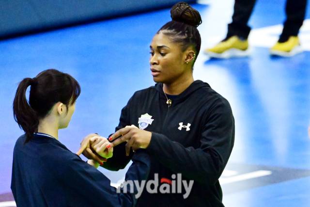 현대건설 모마가 김다인에게 훈련 중 장난을 치고 있다 / 한국배구연맹.