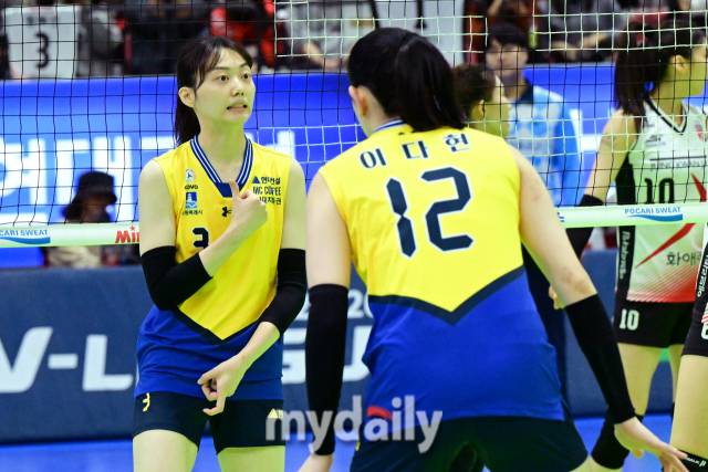 경기 중 동료들에게 사인을 보내는 현대건설 김다인/ 한국배구연맹.
