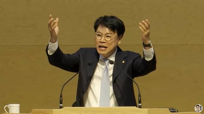 지난 13일 장제원 국민의힘 의원의 유튜브 채널 ‘장제원TV’에 올라온 교회 간증 영상. 유튜브 채널 영상 캡처