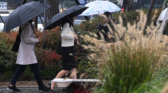 서울 청계천 인근에서 시민들이 우산을 쓴 채 걸어가고 있다. 기사 내용과 관계없음. 홍윤기 기자