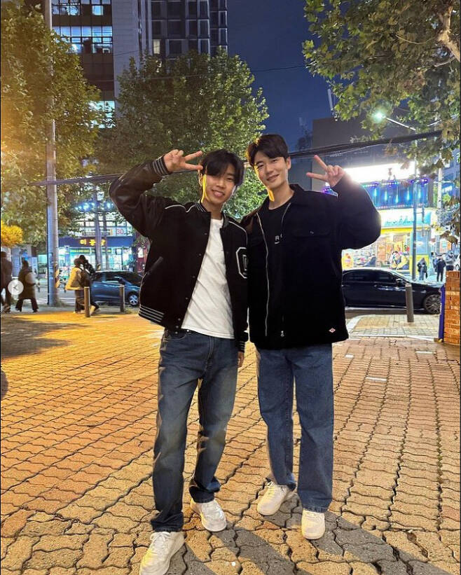 Singer Lim Young-woong met soccer player Ki Sung-yueng.On the 15th, Ki Sung-yueng posted a picture with the article National hero and last years hobbing Suvin and good people and good time to play football together soon.In the photo released, Ki Sung-yueng meets Lim Young-woong and soccer YouTuber Last Years Robinho. The three are eye-catching as they are doing Lim Young-woongs personnel agency Good Work.Lim Young-woong and Ki Sung-yueng, who are known as exit enthusiasts, are raising their curiosity, and the appearance of two people playing soccer together is also raising expectations.On the other hand, Ki Sung-yueng is married to actor Han Hye-jin in 2013 and has one daughter.