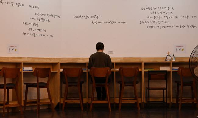 청년일자리센터서 외롭게 공부 청년 취업자 수가 지난 10월까지 12개월 연속 감소세를 이어간 가운데 15일 오전 서울 중구 서울고용노동청의 청년일자리센터에서 한 청년이 취업 공부를 하고 있다. 문호남 기자