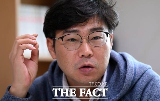 이영환 전환기정의워킹그룹(TJWG) 대표는 이날 서울 종로구에서 열린 2023 북한인권 상호대화 제8차 토론회에서 발제를 맡아 "심각한 인권범죄를 일삼는 정권이 자국민에 대한 공격부터 중단하도록 모든 수단으로 압박하고 제어하는 것이 국제평화에 부합한다는 메시지를 대통령 이하 각급 정부 대표들이 내야 한다"고 강조했다./임영무 기자