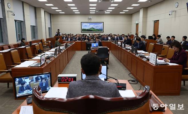 16일 서울 여의도 국회에서 환경노동위원회 전체회의가 열렸다. 여당인 국민의힘이 떠난 가운데 회의가 진행되고있다. 김재명 기자 base@donga.com