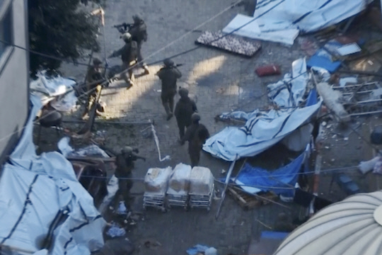 이스라엘군이 15일 공개한 영상의 한 장면. 이스라엘군은 알시파 병원 내부에서 하마스 작전본부를 발견했다고 밝혔다. [AP=연합뉴스]