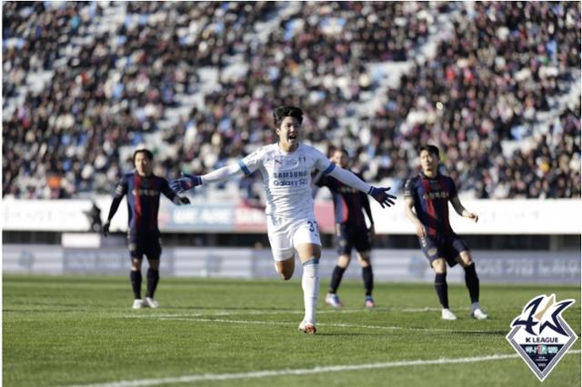 수원 삼성의 김주찬이 12일 경기 수원 종합운동장에서 열린 수원FC와의 '수원 더비'에서 결승골을 넣고 세리머니를 하고 있다. 한국프로축구연맹 제공
