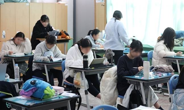 2024학년도 대학수학능력시험(수능)을 이틀 앞둔 지난 14일 경남 창원 성지여자고등학교에서 고3 수험생이 자율 학습을 하고 있다. 연합뉴스