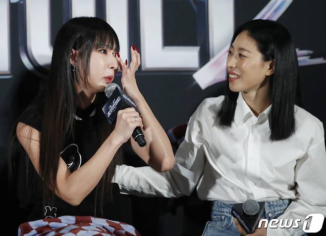 안무가 미나명(왼쪽)이 17일 오전 서울 강남구 청담동 CGV 청담씨네시티에서 열린 Mnet '스트릿 우먼 파이터 2' 종영 기자간담회에서 촬영 비하인드를 얘기하며 눈물을 흘리고 있다. 2023.10.17/뉴스1 ⓒ News1 권현진 기자