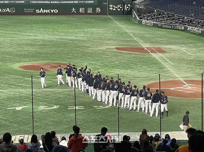 대만 선수들이 17일 일본 도쿄돔에서 열린 APBC 2023 호주전 승리 후 하이파이브를 나누고 있다. 도쿄 | 김동영기자 raining99@sportsseoul.com