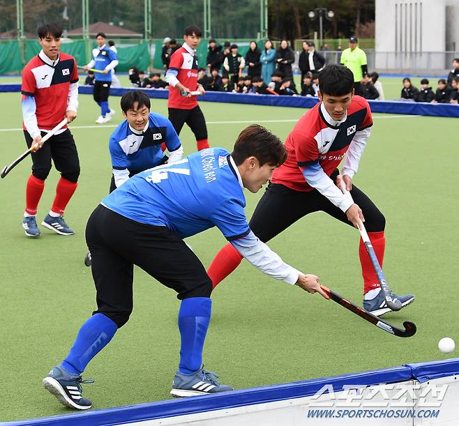 2023 청소년스포츠한마당 하키대회가 열린 11일 대구 안심체육공원. 2022 항저우 아시안게임 하키 대표팀 선수들이 시범 경기를 펼치고 있다. 대구=박재만 기자 pjm@sportschosun.com/2023.11.11/