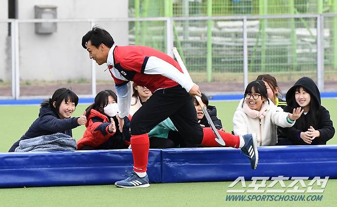 2023 청소년스포츠한마당 하키대회가 열린 11일 대구 안심체육공원. 2022 항저우 아시안게임 하키 대표팀 선수들이 시범 경기를 펼치고 있다. 대구=박재만 기자 pjm@sportschosun.com/2023.11.11/