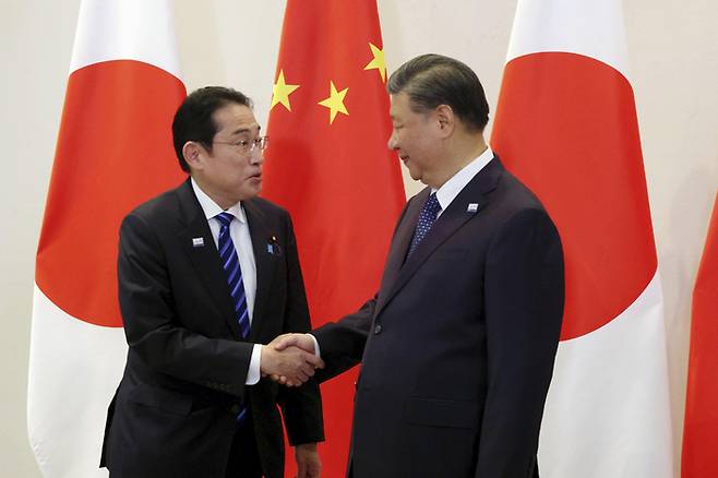 기시다 후미오 일본 총리(왼쪽)가 시진핑 중국 국가주석과의 회담에 앞서 악수하고 있다. [연합뉴스]
