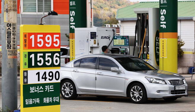 원유 소비가 감소할 것이라는 전망에 국제유가가 하루 새 5% 가까이 급락한 가운데 17일 서울 소재 주유소에서 한 시민이 차에 기름을 넣고 있다.  한주형 기자