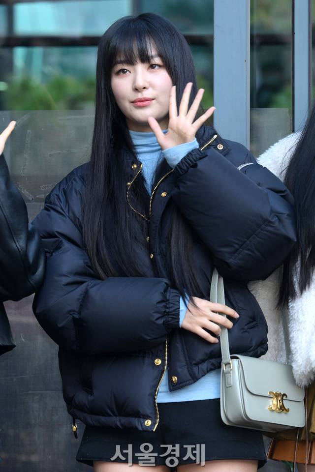그룹 레드벨벳(Red Velvet) 슬기가 17일 오전 서울 영등포구 KBS 신관 앞에서 진행된 KBS2 TV ‘뮤직뱅크’ 리허설에 앞서 포토타임을 갖고 있다. 김규빈 기자