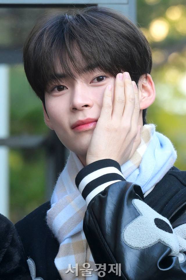그룹 제로베이스원(ZEROBASEONE) 성한빈이 17일 오전 서울 영등포구 KBS 신관 앞에서 진행된 KBS2 TV ‘뮤직뱅크’ 리허설에 앞서 포토타임을 갖고 있다. 김규빈 기자