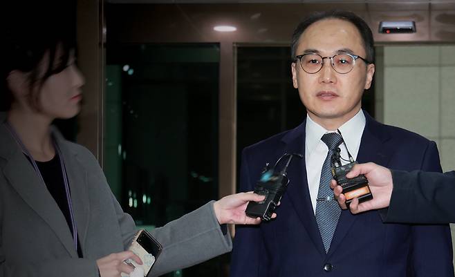 이원석 검찰총장이 11월9일 서울 서초구 대검찰청에서 퇴근하며 더불어민주당이 검사 2명에 대해 탄핵소추안을 발의한 것과 관련한 입장을 밝히고 있다. ⓒ연합뉴스