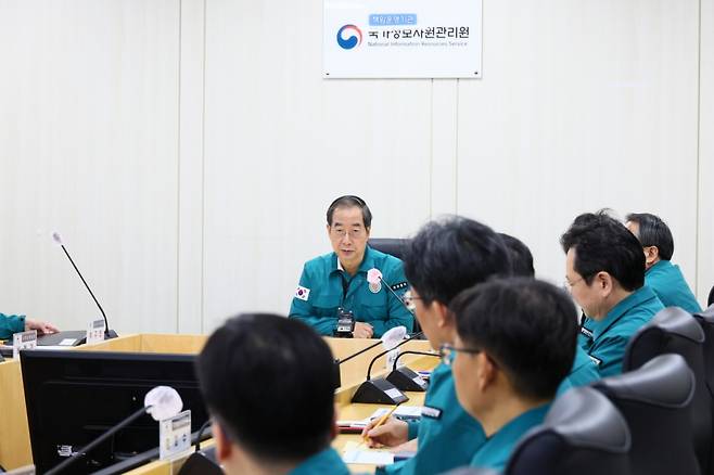 한덕수 국무총리가 18일 오전 대전 국가정보자원관리원을 찾아 정부 전산망 마비사태 복구 현장을 점검했다. /사진제공=국무총리실