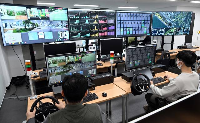 14일 서울 강서구 로보티즈 본사에 위치한 관제센터에서 직원들이 자율주행 배달 로봇의 운행을 모니터링하고 있다. 이호재기자