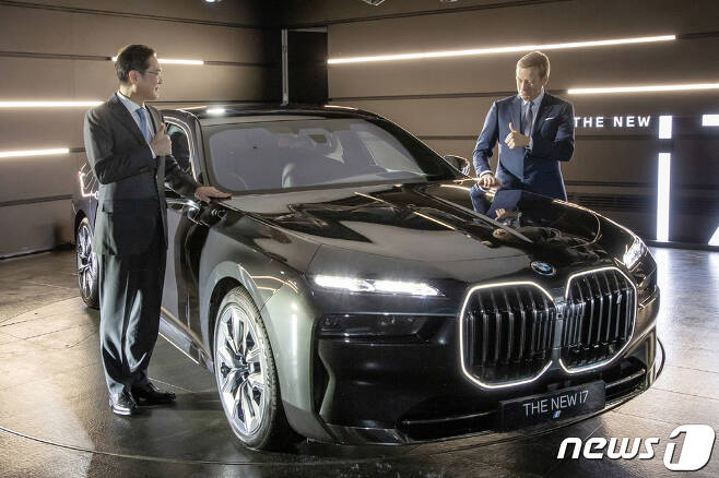이재용 삼성전자 회장이 지난해 12월17일 인천 영종도 BMW 드라이빙 센터에서 열린 올리버 집세(Oliver Zipse) BMW CEO와의 미팅에 앞서 BMW의 최신 전기차 '뉴 i7'를 살펴본 후 함께 엄지 손가락을 치켜들고 있다. (삼성전자 제공) 2022.12.18/뉴스1