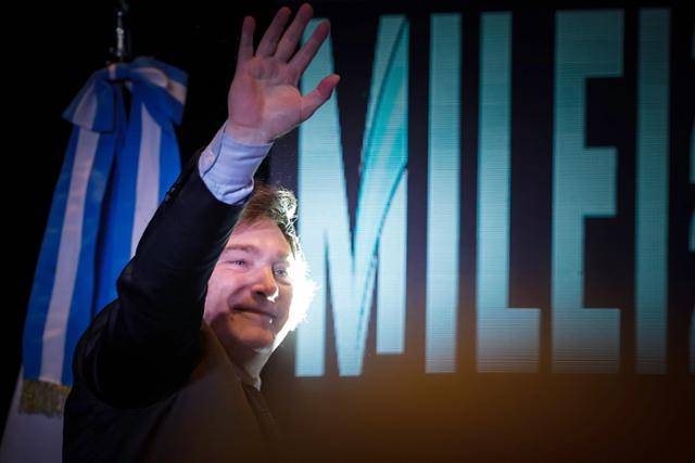 아르헨티나 대통령 당선인 하비에르 밀레이가 19일 아르헨티나 수도 부에노스아이레스에서 당선을 확정 지은 후 지지자들에게 인사하고 있다. 부에노스아이레스=EPA 연합뉴스