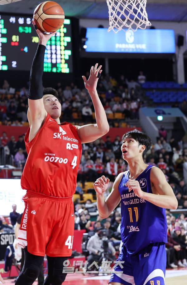 2023-2024 프로농구 서울SK와 서울삼성의 경기가 20일 오후 서울 잠실학생체육관에서 열렸다. 4쿼터 오세근이 골 밑슛을 하고 있다. 잠실=김민규 기자 mgkim1@edaily.co.kr