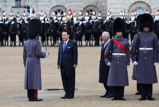 영국을 국빈 방문한 윤석열 대통령이 21일(현지시간) 런던 호스가즈 광장에서 열린 공식환영식에서 찰스 3세 영국 국왕과 왕실 근위대를 사열하고 있다. 연합뉴스
