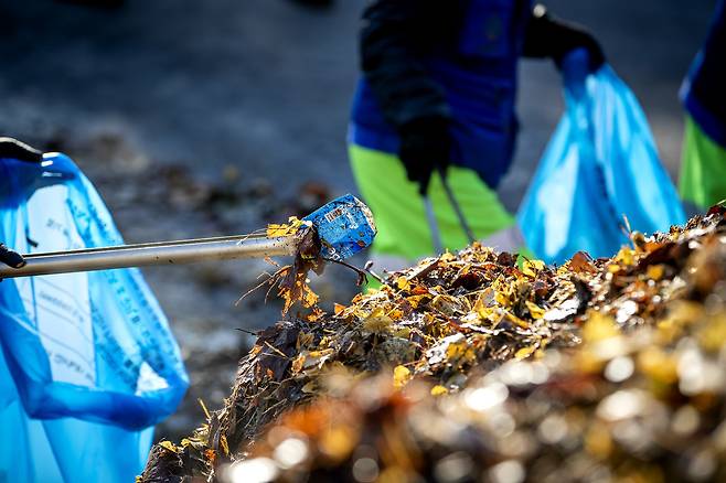 청결팀에서 일한 지 4년째인 이창현씨(43)는 “깨끗해지는 거리만 봐도 마음이 후련하고 좋다”라며 다른 사람들을 위해서라도, 환경을 위해서라도 시민들이 쓰레기를 거리에 무분별하게 버리지 않았으면 좋겠다고 말했다. ⓒ시사IN 박미소