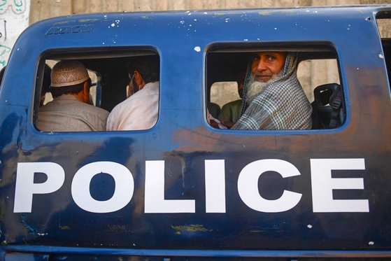 지난 17일 파키스탄 카라치에서 적발된 불법체류 난민들의 모습. AFP=연합뉴스