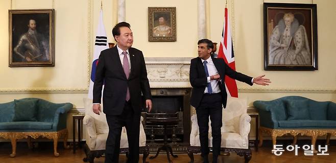 윤석열 대통령, 한-영 정상회담 영국을 국빈 방문 중인 윤석열 대통령이 22일 런던 다우닝가 10번지 영국 총리 관저에서 리시 수낵 총리과 정상회담을 한 뒤 이동하고 하고 있다. 2023.11.22 런던=최혁중 기자 sajinman@donga.com